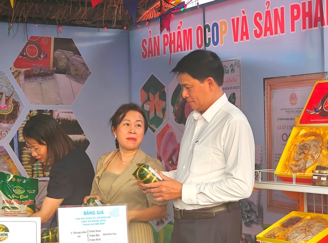 Chủ tịch UBND huyện Tuy Phước ông Huỳnh Nam tham quan các gian hàng tại Phiên chợ.