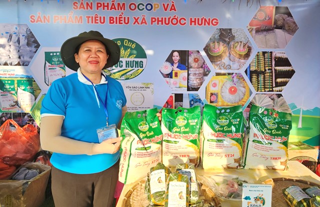 Bà Nguyễn Thị Vân – Chủ tịch Hội LHPN xã Phước Hưng cùng gian hàng trưng bày sản phẩm OCOP xã Phước Hưng