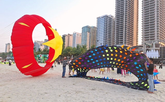 Hoạt động thả diều đã mang lại màu sắc tại bãi biển Đà Nẵng.