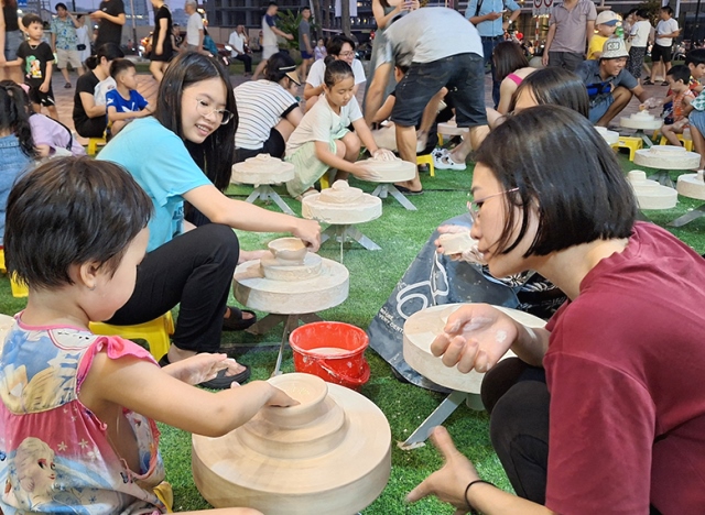 Hoạt động trải nghiệm các công đoạn sản phẩm gốm thu hút rất đông người dân và du khách, nhất là các bạn nhỏ.