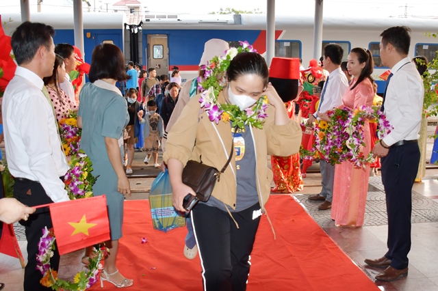 Lãnh đạo Chi nhánh vận tải Đường sắt Đà Nẵng tặng hoa cho hành khách đi tàu