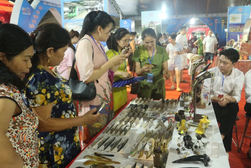 Đông đảo người dân tham quan, mua sắm tại Hội chợ.