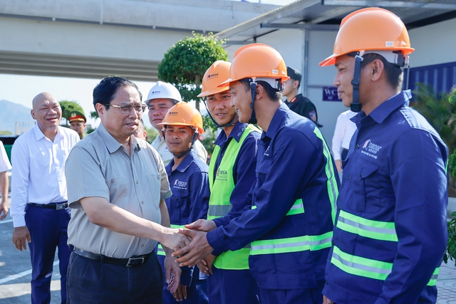 Thủ tướng tặng quà công nhân thi công dự án - Ảnh: VGP/Nhật Bắc