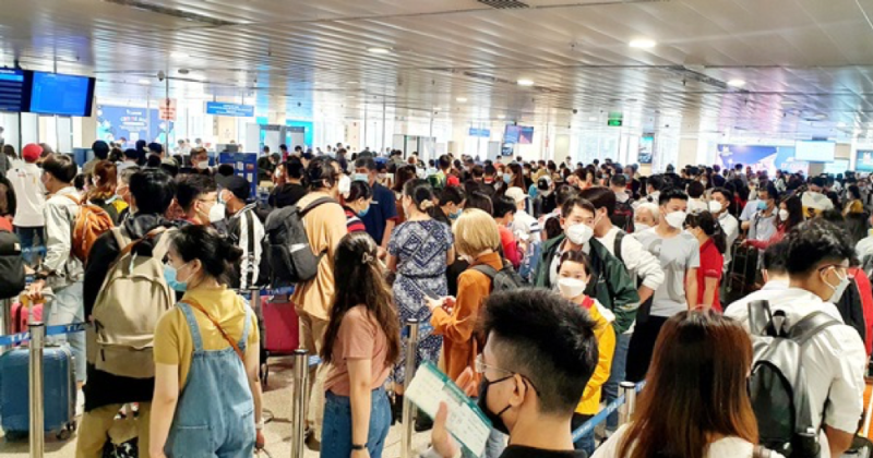 Ngày đầu nghỉ lễ, sân bay Nội Bài và Tân Sơn Nhất đón hơn 200.000 khách