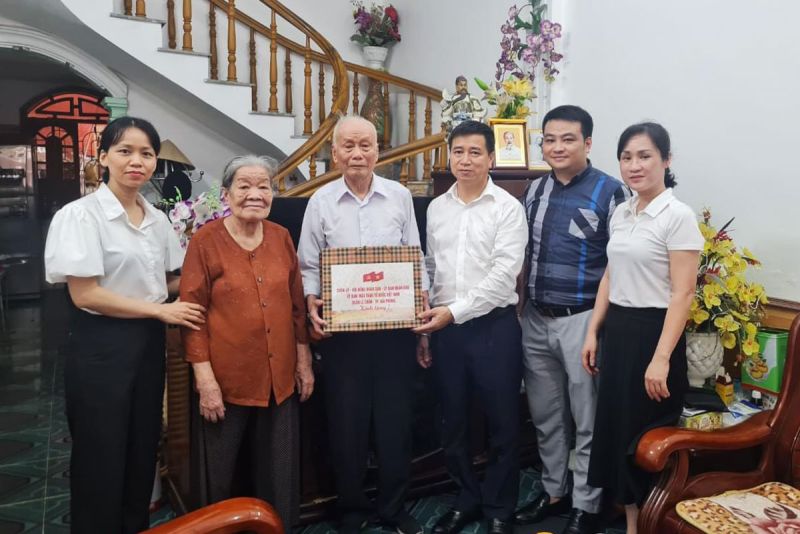 Đồng chí Phạm Văn Tân, Phó Bí thư thường trực Quận uỷ, Chủ tịch HĐND Quận Lê Chân thăm hỏi tặng quà các gia đình