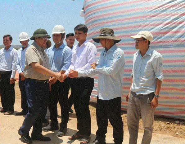 Thủ tướng Phạm Minh Chính thăm hỏi, động viên công nhân đang làm việc trên công trường dự án hệ thống thủy lợi Tân Mỹ