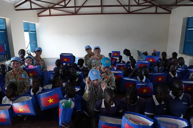 Kỷ niệm ngày Giải phóng miền Nam, bác sĩ Việt Nam tặng quà học sinh Nam Sudan