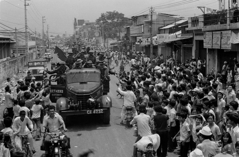 Nhân dân Sài Gòn đổ ra đường, nồng nhiệt chào đón Quân Giải phóng tiến vào Thành phố. Ảnh: TTXVN