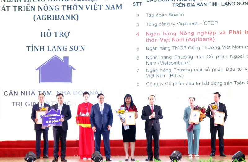 Đại diện Agribank - Bà Phùng Thị Bình Phó Tổng giám đốc (thứ 5 từ trái sang) trao biểu trưng tài trợ 10 tỷ đồng