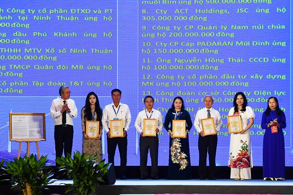 Lãnh đạo UBMTTQ Việt Nam tỉnh Ninh Thuận trao bằng chứng nhận cho các đơn vị, cá nhân ủng hộ Quỹ 