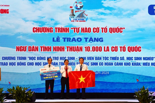 Đại diện Báo Người lao động trao tặng 10.000 lá cờ cho ngư dân và 100 suất học bổng cho học sinh, sinh viên nghèo tỉnh Ninh Thuận