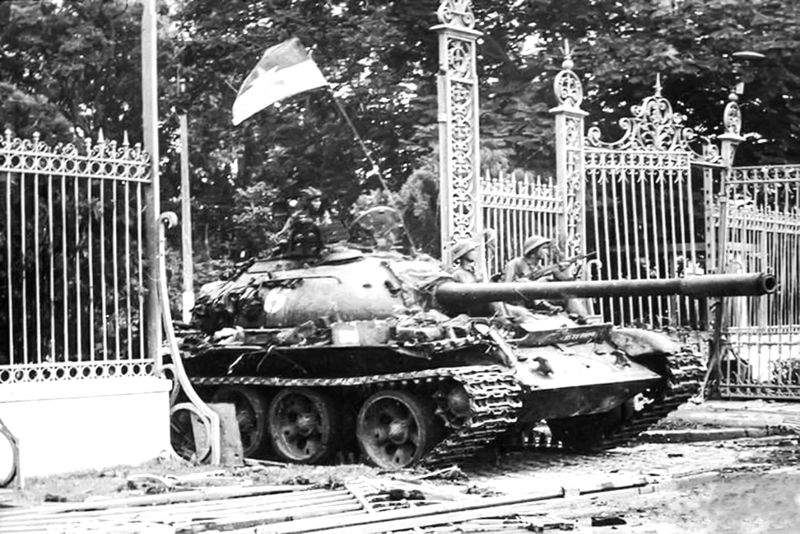 Xe tăng tiến vào Dinh Độc Lập ngày 30/4/1975. Ảnh tư liệu