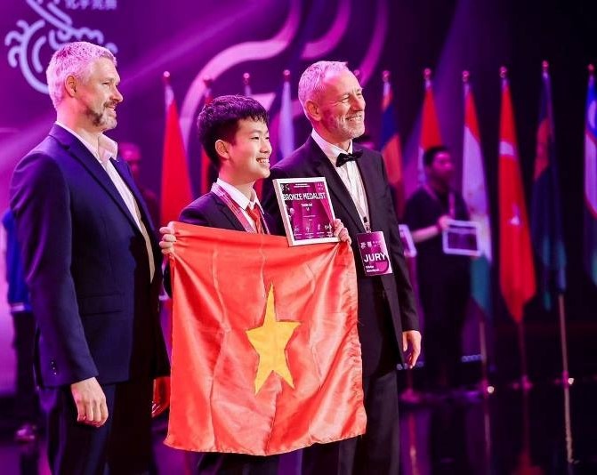 Em Lê Thành Đạt, lớp 12 chuyên Hoá, Trường THPT Chuyên Lam Sơn xuất sắc giành được Huy chương đồng kỳ thi Olympic Hóa học Quốc tế Mendeleev.