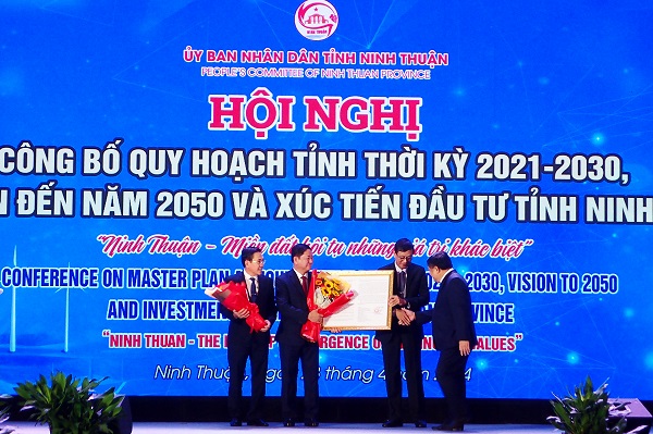 Ông Nguyễn Chí Dũng, UVBCH Trung ương Đảng, Bộ trưởng Bộ KHĐT trao Quyết định của Thủ tướng Chính Phủ cho lãnh đạo tỉnh Ninh Thuận
