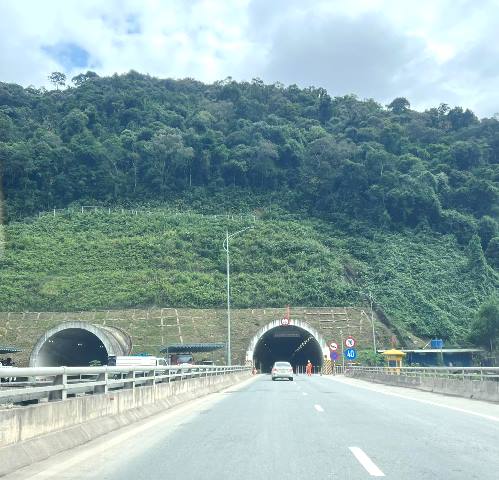 Tuyến đường đi qua hầm Mũi Trâu, nối giữa TP. Đà Nẵng và tỉnh Thừa Thiên Huế -.