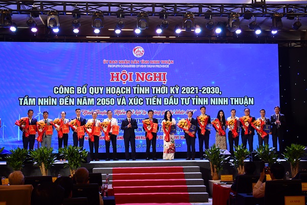 Lãnh đạo tỉnh Ninh Thuận trao Giấy chứng nhận đăng ký đầu tư và Bản ghi nhớ đăng ký đầu tư cho đại diện các dự án