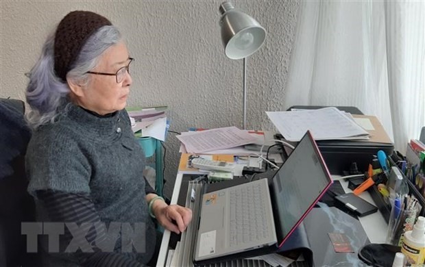 Bà Trần Tố Nga bên bàn làm việc tại nhà ở ngoại ô Paris, Pháp. (Nguồn: TTXVN)