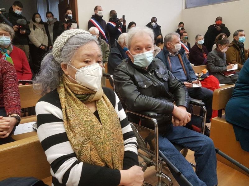 Bà Trần Tố Nga và nhà văn André Bouny (ngồi xe lăn) và nhiều người ủng hộ bà đã tham dự tại phòng xử án bất chấp đại dịch, Tòa Evry (ngoại ô Paris) tháng 1/2021. (Ảnh: Hội Collectif Vietnam-Dioxine)