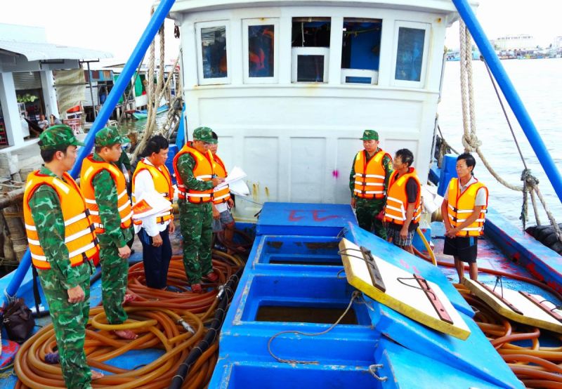 Đồn Biên phòng Sông Đốc kiểm tra tàu cá vận chuyển dầu trái phép. Ảnh: Hoàng Tá