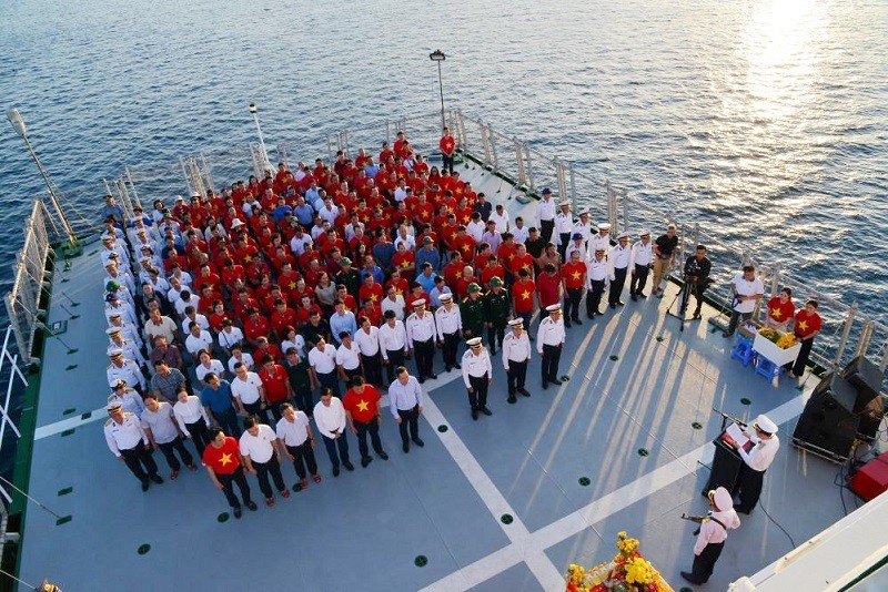 Đoàn công tác số 9 tổ chức Lễ tưởng niệm các anh hùng liệt sĩ vì sự nghiệp bảo vệ chủ quyền biển, đảo trên tàu. (Ảnh: Trọng Thiết)
