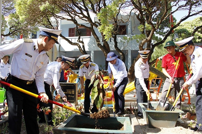Các lãnh đạo Đoàn công tác số 9 trồng cây lưu niệm trên đảo Sinh Tồn. (Ảnh: Phương Điền)