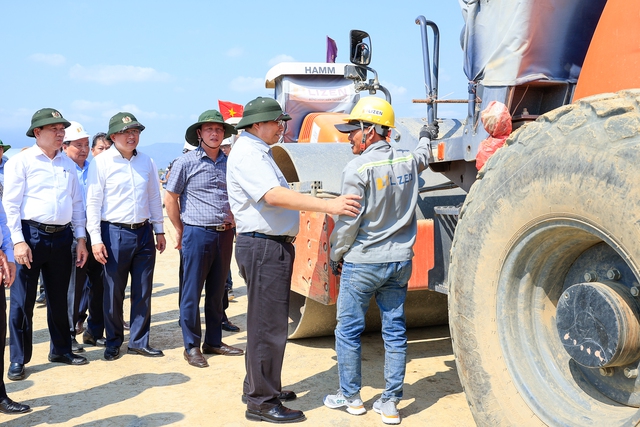 Thủ tướng động viên cán bộ, công nhân đang làm việc trên công trường - Ảnh: VGP/Nhật Bắc