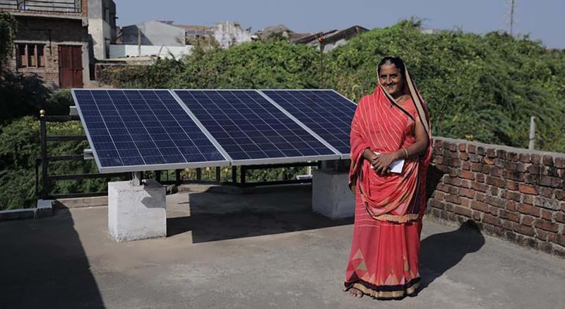 Bà Gadvi Kailashben ở Modhera, ngôi làng sử dụng năng lượng mặt trời đầu tiên ở Ấn Độ, cho biết các tấm pin mặt trời được lắp đặt tại nhà dân đã giúp giảm bớt chi phí rất nhiều cho các gia đình. (Nguồn: UN News)