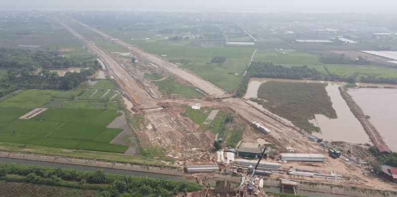 Xúc động: Người lao động không nghỉ lễ thi công đường vành đai 4 dưới nắng nóng gay gắt