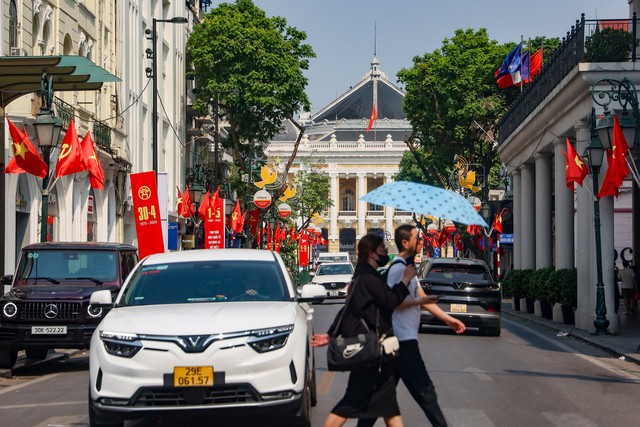 Tuyến phố Tràng Tiền, quận Hoàn Kiếm rực rỡ trong sắc đỏ của băng rôn, cờ phướn chào mừng - Ảnh: VGP/Phương Anh