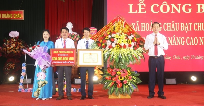 Phó Chủ tịch UBND tỉnh Lê Đức Giang trao quyết định công nhận xã đạt chuẩn NTM nâng cao cho Đảng bộ, chính quyền và Nhân dân xã Hoằng Châu.