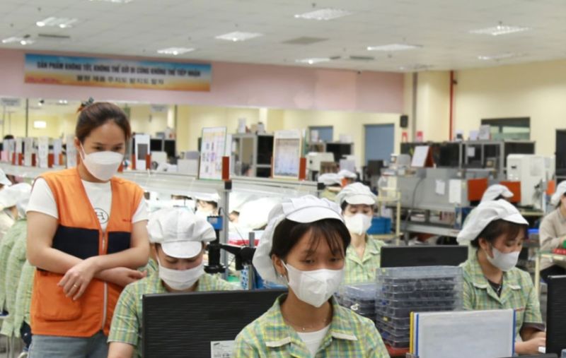 Công nhân làm việc tại khu công nghiệp Vân Trung, thị xã Việt Yên.