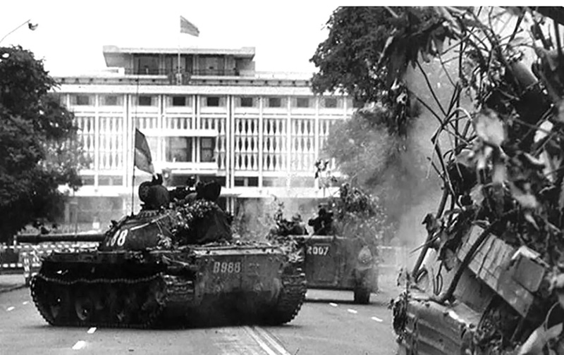 Xe tăng Quân giải phóng đánh chiếm dinh Độc Lập, sáng ngày 30/4/1975. (Ảnh tư liệu)