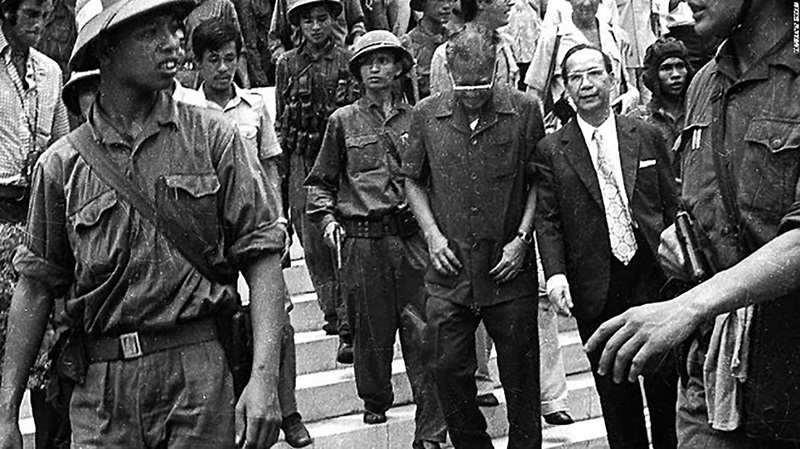 Quân giải phóng áp giải Tổng thống Dương Văn Minh và ban lãnh đạo ngụy quyền Sài Gòn ngày 30/4/1975. (Ảnh tư liệu)