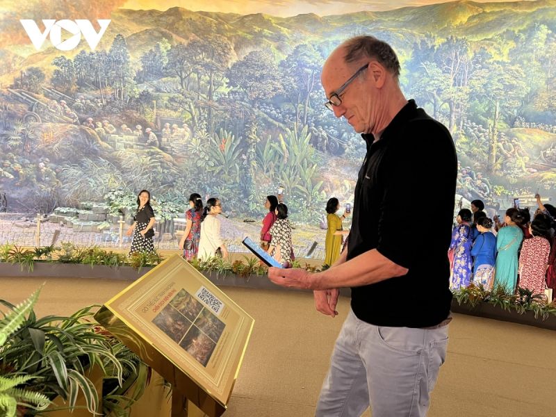 Du khách nước ngoài quét mã QR giới thiệu bức tranh panorama Chiến dịch Điện Biên Phủ
