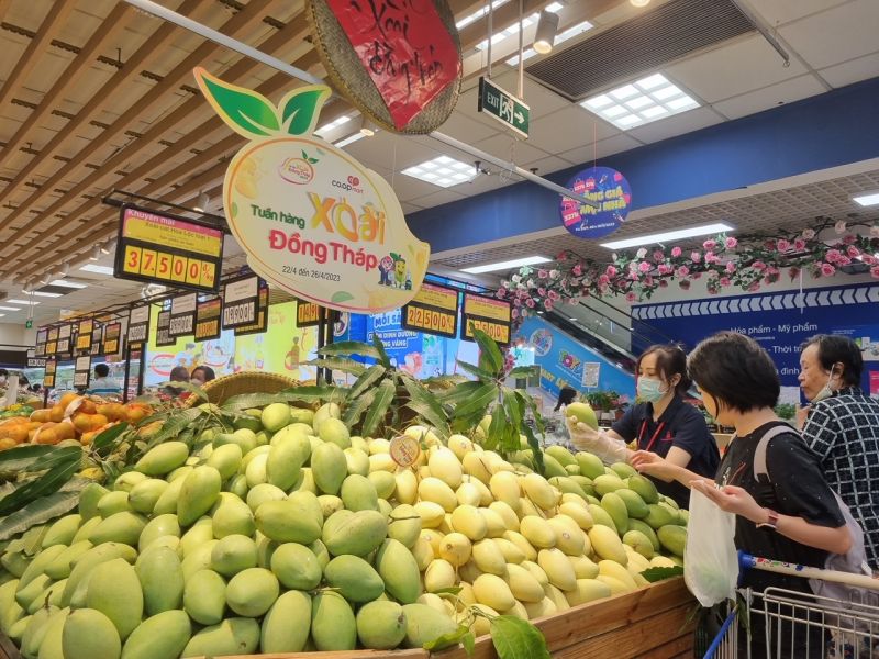 Nhiều mặt hàng trái cây được các siêu thị khuyến mãi lớn vào dịp Lễ 30/4. Ảnh: VGP/Đức Dương