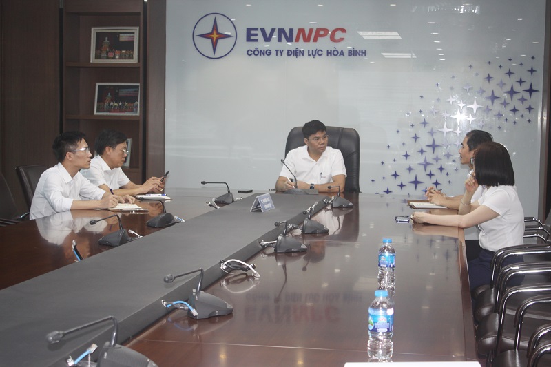 Ông Nguyễn Ngọc Bình - Phó Giám đốc PC Hòa Bình chủ trì cuộc họp về công tác đảm bảo cung cấp điện