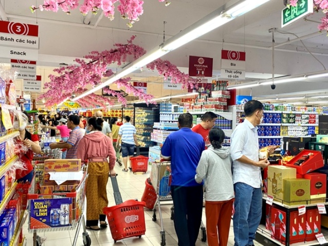 Người tiêu dùng đến mua sắm tại siêu thị Co.opmart Hà Tĩnh.