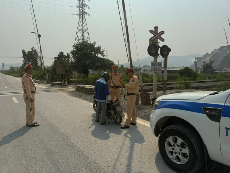 lực lượng Cảnh sát giao thông Thanh Hoá làm việc bình thường, duy trì 100% quân số làm nhiệm vụ “xuyên lễ