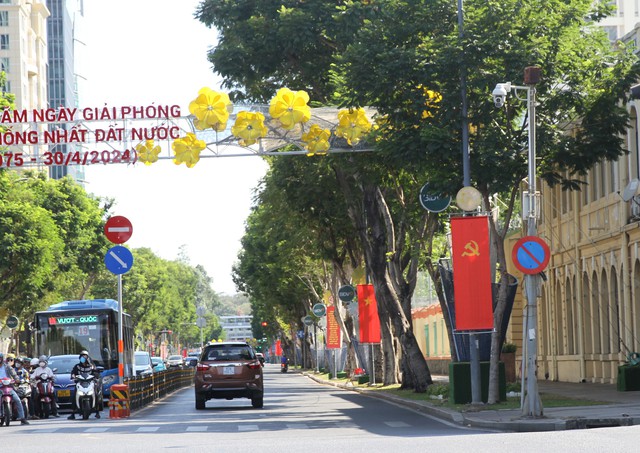 Những con phố lớn ở Quận 1 được treo đầy cờ hoa - Ảnh: VGP/Vũ Phong