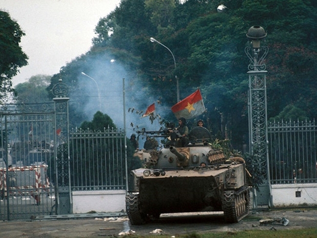 Xe tăng Quân Giải phóng tiến vào Dinh Độc Lập ngày 30/4/1975. Ảnh: Điện ảnh Quân đội nhân dân