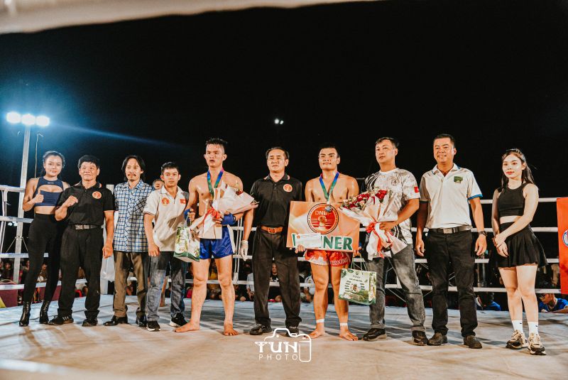 Kết thúc giải, ban tổ chức Ban tổ chức trao huy chương, giấy chứng nhận và tiền thưởng hạng cho các võ sĩ tranh tài ở mỗi hạng cân thi đấu