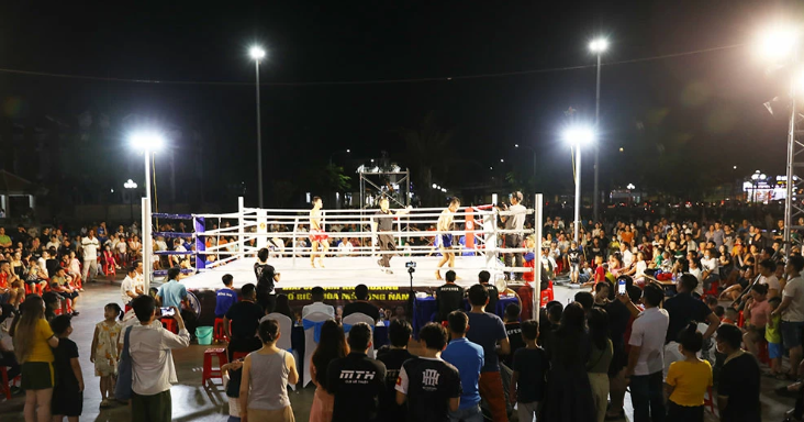 Rất đông khán giả đến Công viên Dương Tử Giang cổ vũ cho các võ sĩ thi đấu