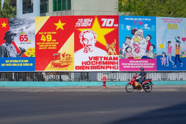Tấm pano chào mừng kỷ niệm 49 năm Ngày Giải phóng miền Nam, thống nhất đất nước - Ảnh: VGP/Hồng Phong