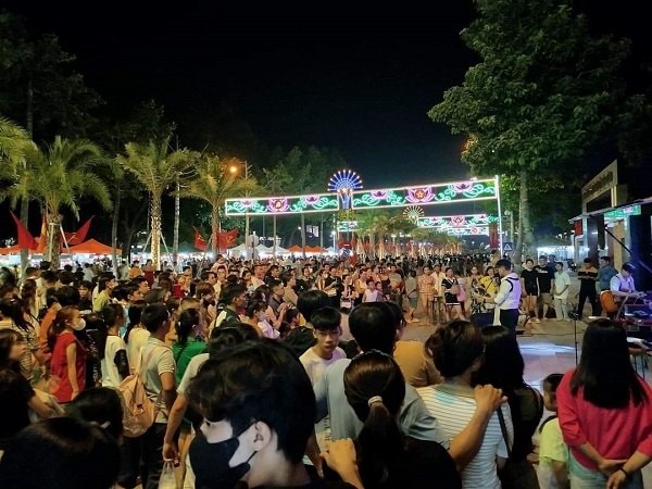 Nhân dân và du khách tới tham gia các trải nghiệm tại phố đi bộ thành phố Phan Rang- Tháp Chàm