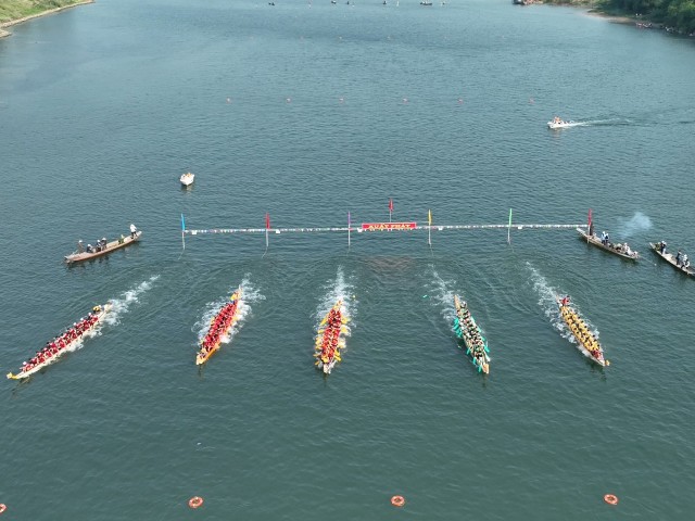 hơn 500 vận động viên đến từ 19 đội thuyền đua nam tại giải đua thuyền truyền thống trên sông Gianh.