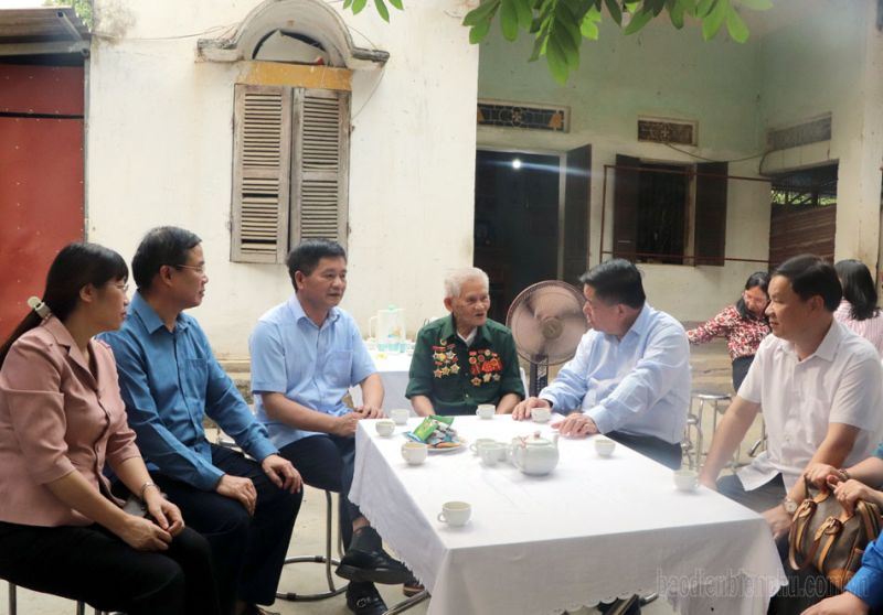 Lãnh đạo Bộ Kế hoạch - Đầu tư và tỉnh Điện Biên thăm, tặng quà Chiến sĩ Điện Biên Nguyễn Văn Chứa nhân dịp 70 năm Chiến thắng Điện Biên Phủ.