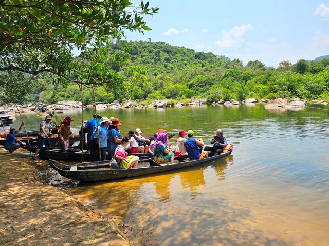 Đông đảo du khách đến tham quan Khu du lịch Hầm Hô, huyện Tây Sơn