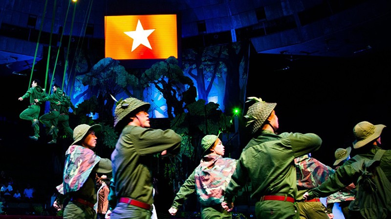 Nối dài cảm hứng tự hào về lịch sử bằng ngôn ngữ xiếc