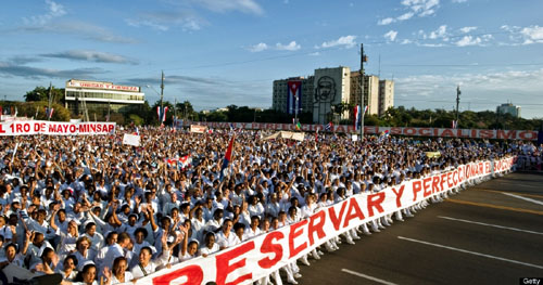 Hàng ngàn người Cuba diễu hành với khẩu hiệu “Bảo vệ và hoàn thiện chủ nghĩa xã hội” tại quảng trường Cách mạng ở La Habana ngày 1/5/2012. Ảnh: Internet