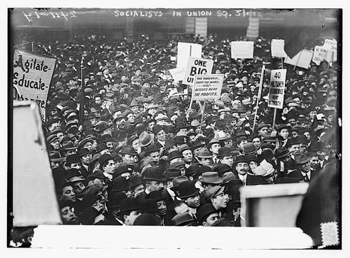 Những người theo chủ nghĩa xã hội tập trung ở quảng trường Union tại thành phố New York ngày 1/5/1912. Ảnh: Internet